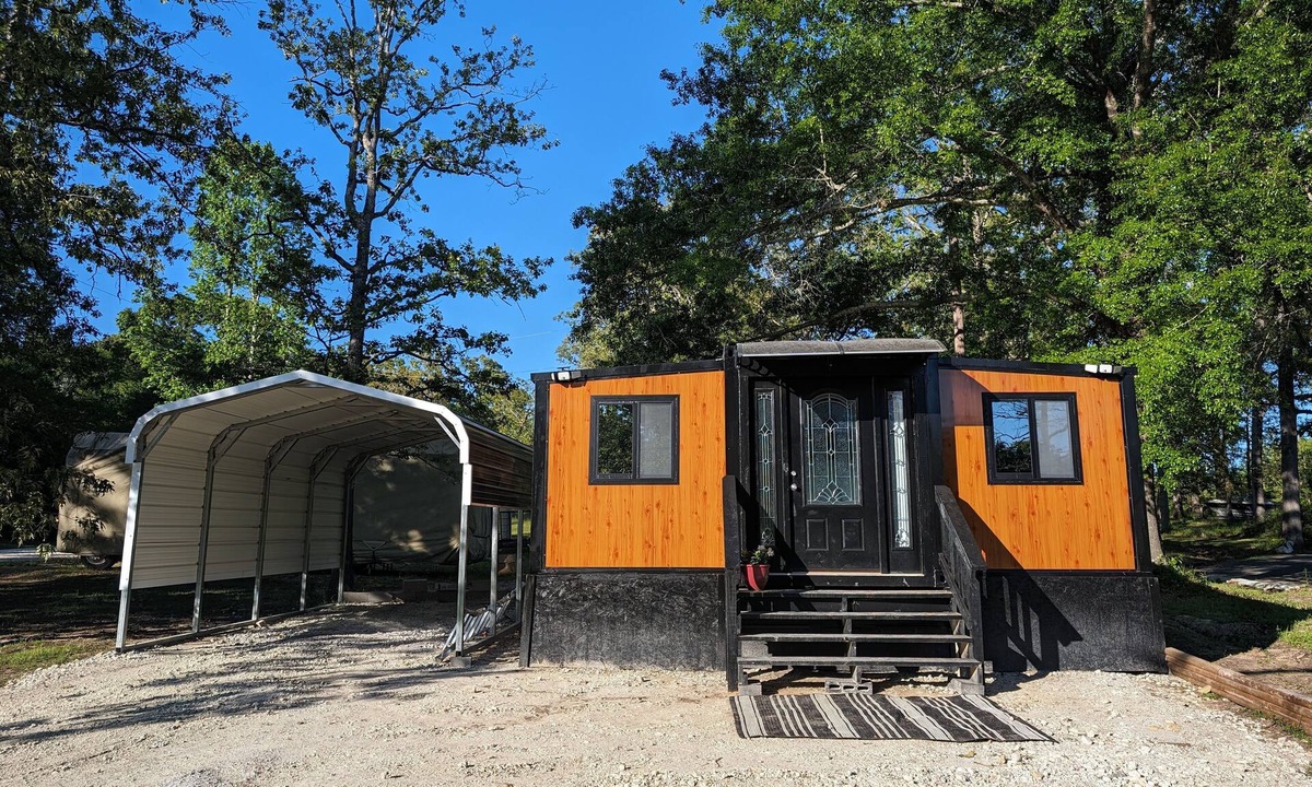 Woden House | Cozy and accommodating tiny home in Nacogdoches, Texas.