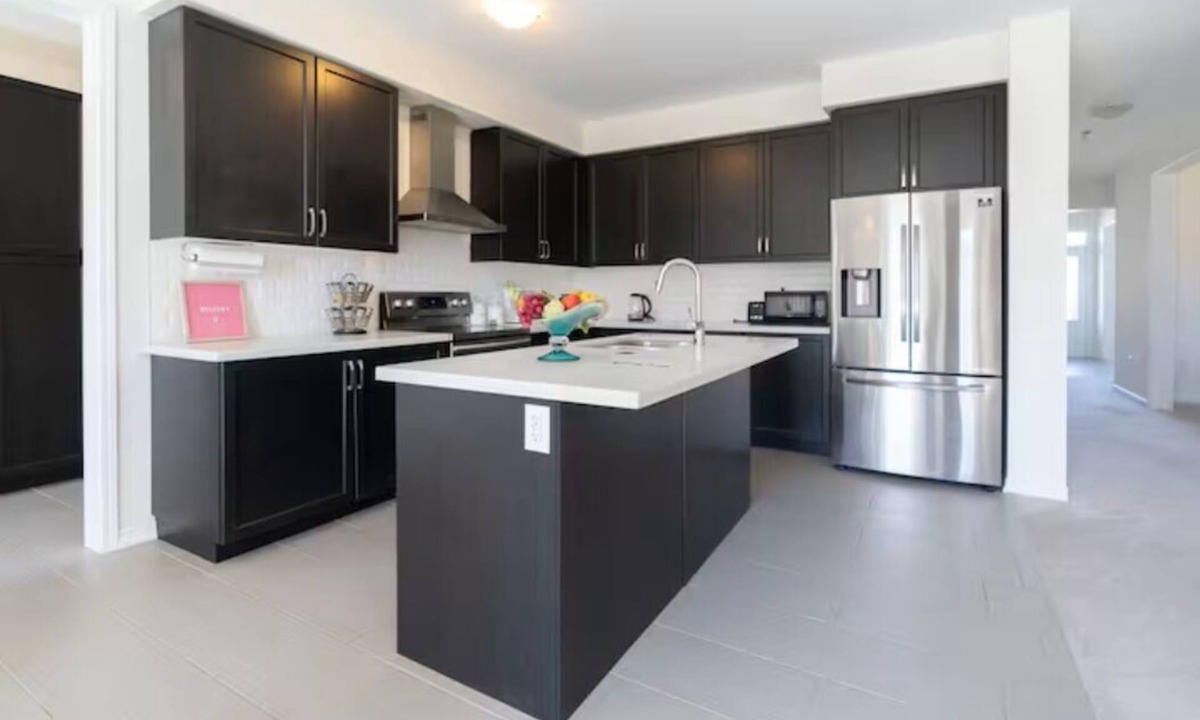 Niagara Falls House | Cozy and Large Spacious Vacation Home- Minutes from Niagara Falls!