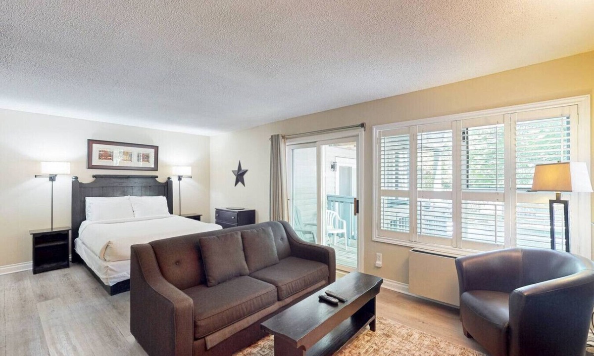 Craigleith Condo | Cozy BM Studio | Pool, Hot Tub, Tennis