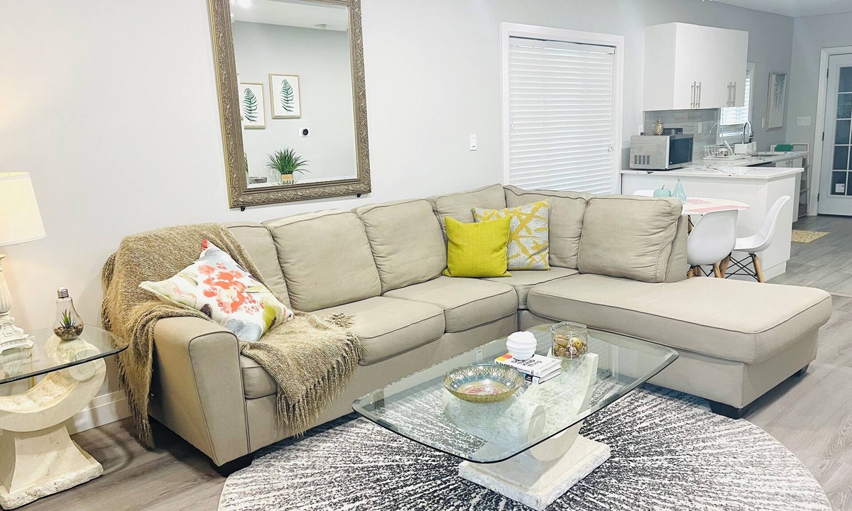 Walkerville Apartment | Cozy & bright upper unit; 3BD with workspace; free parking; private laundry