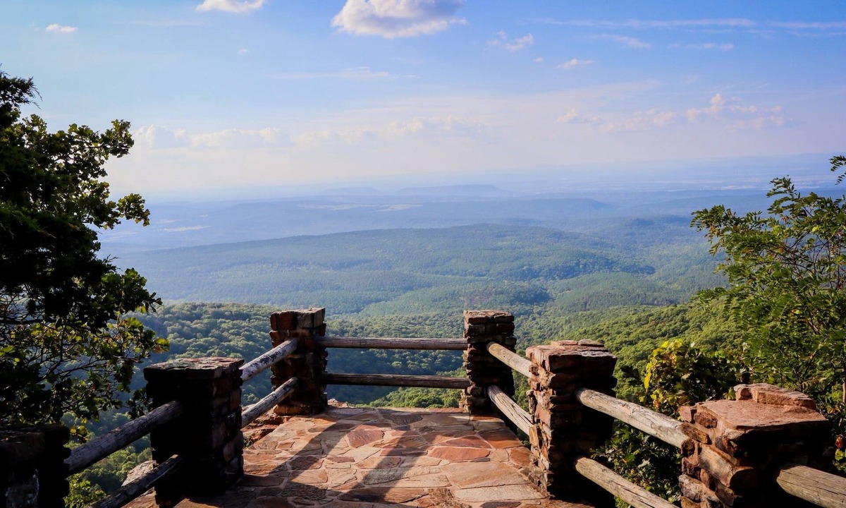 Paris Cabin | Cozy cabin with 2 beds near trails on the great Mount Magazine.n