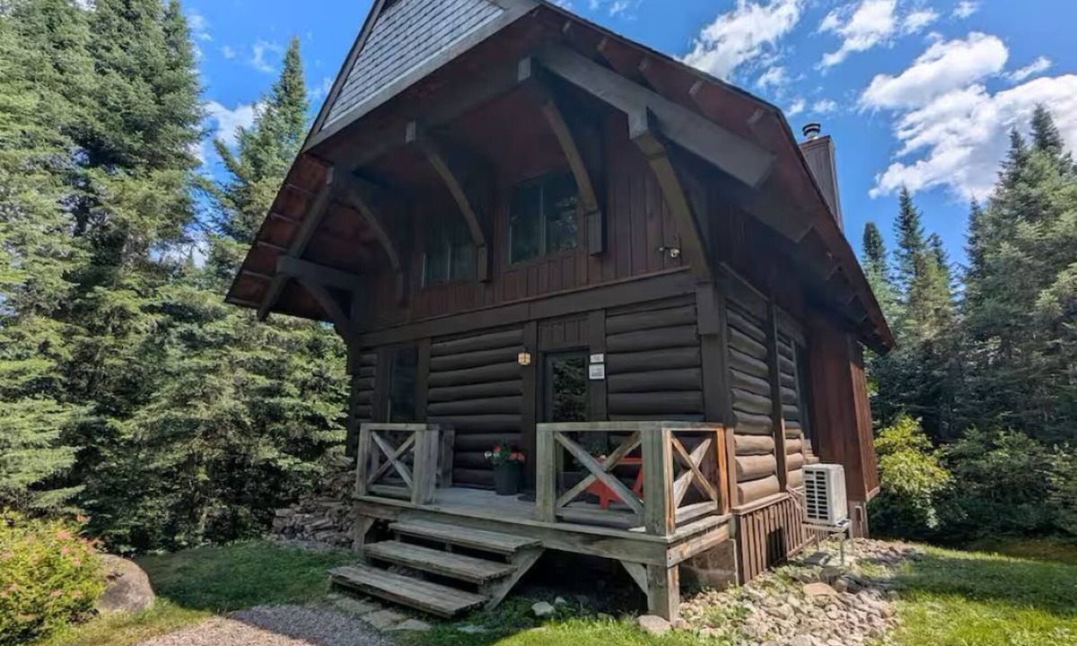 Lac Superieur Village Ski Chalet | Cozy Comfy AC Chalet Louie has 4 bedrooms, Spa,Pool, lake, Pet-Friendly!