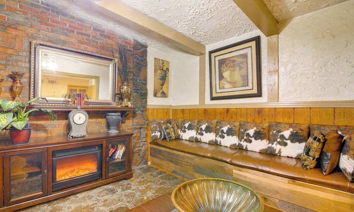 Whitehaven Cottage | Cozy Corner in Memphis - 4 Miles to Graceland!