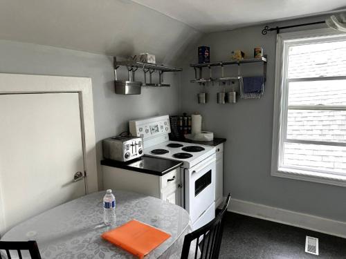 Winnipeg Apartment | Cozy Duplex 2nd floor suite