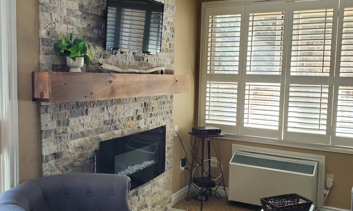 The Blue Mountains Apartment | Cozy Hillside Studio Condo in Blue Mountain w/Full Kitchen, Parking Included