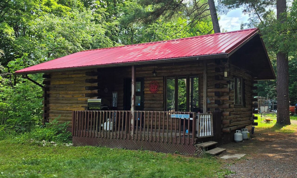 Hastings Highlands Cabin | Cozy Hilltop Cabin - 10 minutes to Bancroft