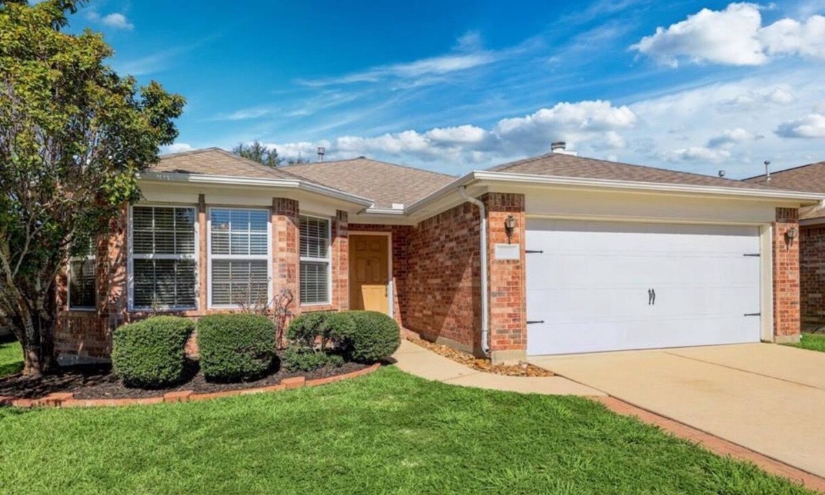 Spring House | Cozy Home in Spring,TX with AC/WiFi/Laundry . 20 mins from IAH Airport