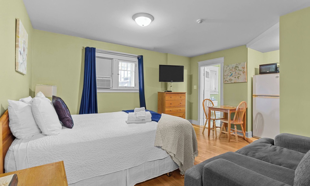 Waterford Valley Apartment | Cozy Manor Studio Parking WiFi