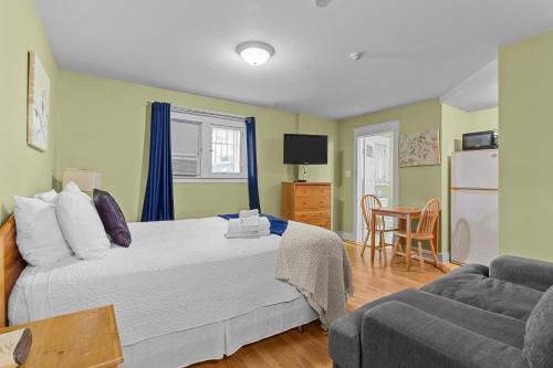 Waterford Valley Apartment | Cozy Manor Studio Parking WiFi