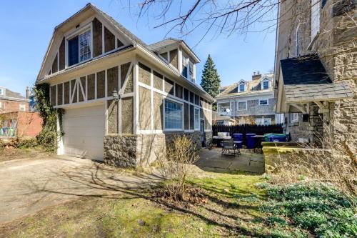Downtown Niagara Falls House | Cozy Niagara Falls Cottage w/Gas Grill + Patio!