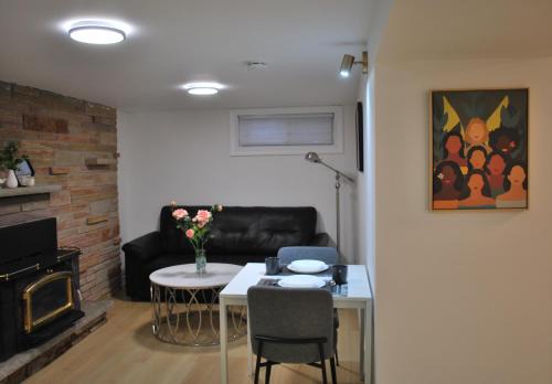 Brookhaven House | Cozy Private Room with Shared Bathroom in Toronto