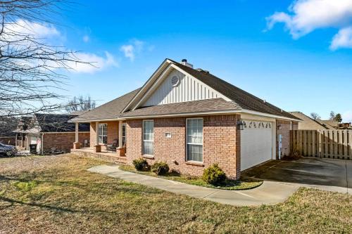 Van Buren House | Cozy Retreat w/Soaker Tub & Family Entertainment Area in Siloam Springs, Arkansas