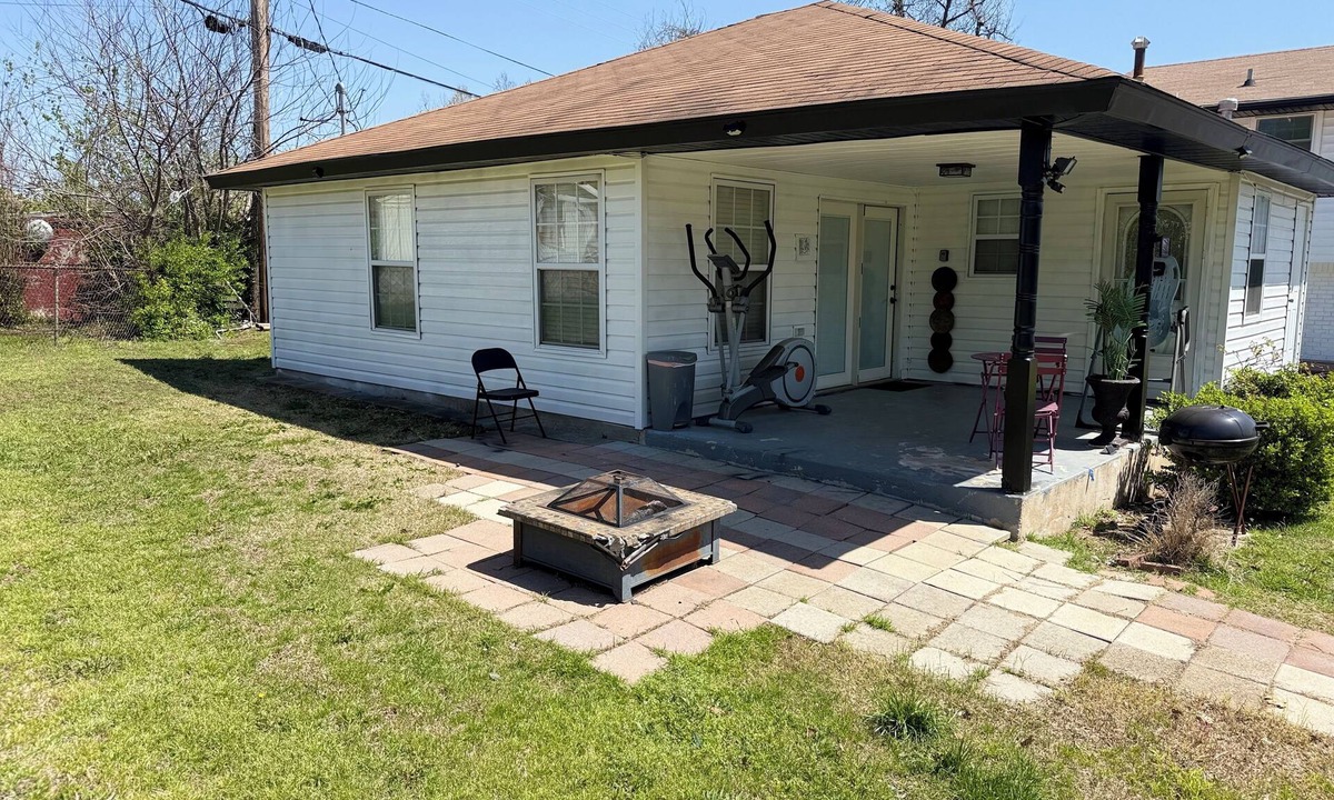 Midwest City House | Cozy Room apartment in a quiet neighborhood wt King Size bed, Wifi n' smart Tv