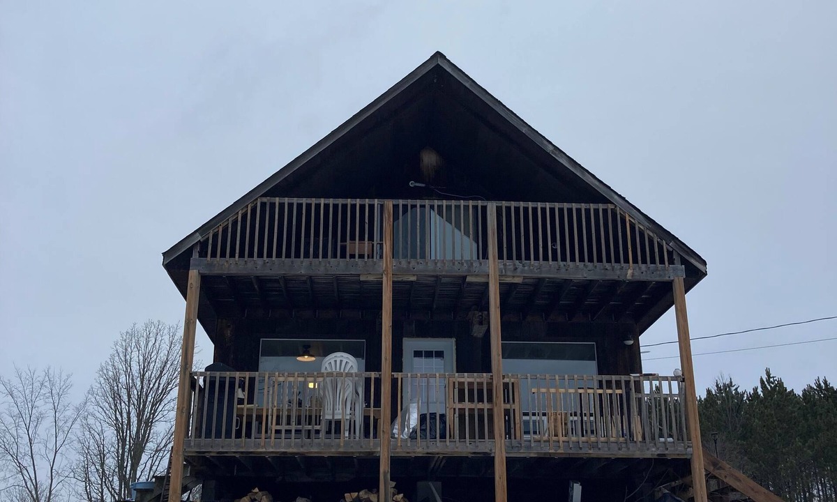 Ivanhoe House | Cozy rural getaway. 5 acres with pond and forest. Family/pet friendly!