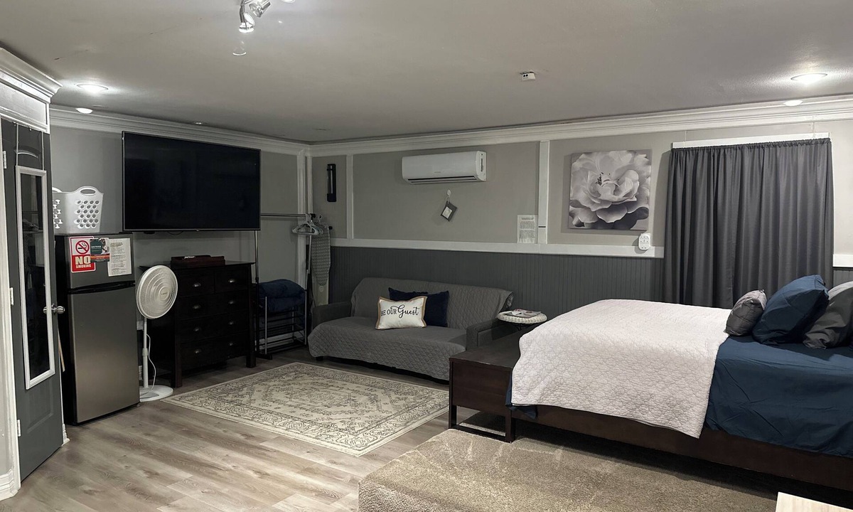 Spring Apartment | Cozy studio Generac backup powered equipped with washer&dryer. Hablo espanol