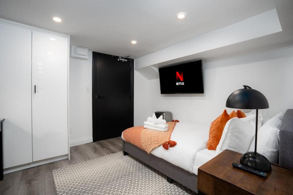 Parkdale Apartment | Cozy Studio Near High Park Dining & Transit