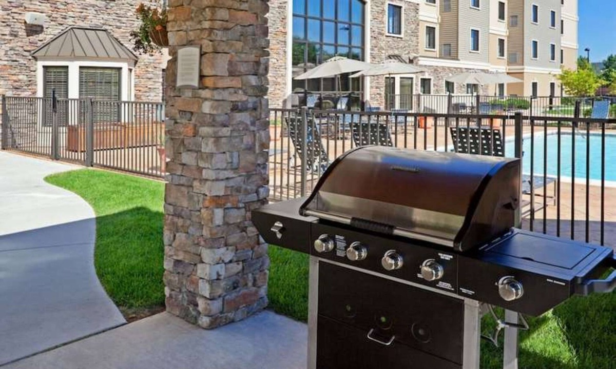 Denton Apartment | Cozy Studio w/Kitchen | Hot Breakfast, Gym & Pool