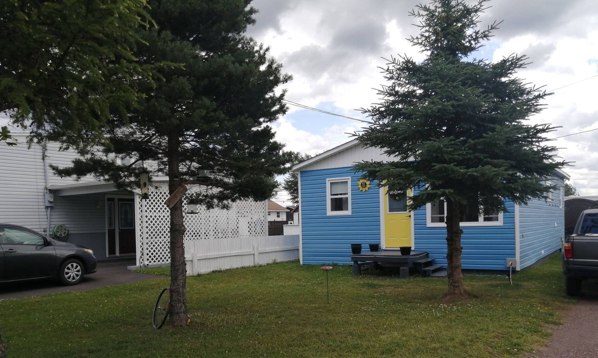 Bishop's Falls House | Cozy Tiny Home Living (*Hot Tub & Pet Friendly! *)
