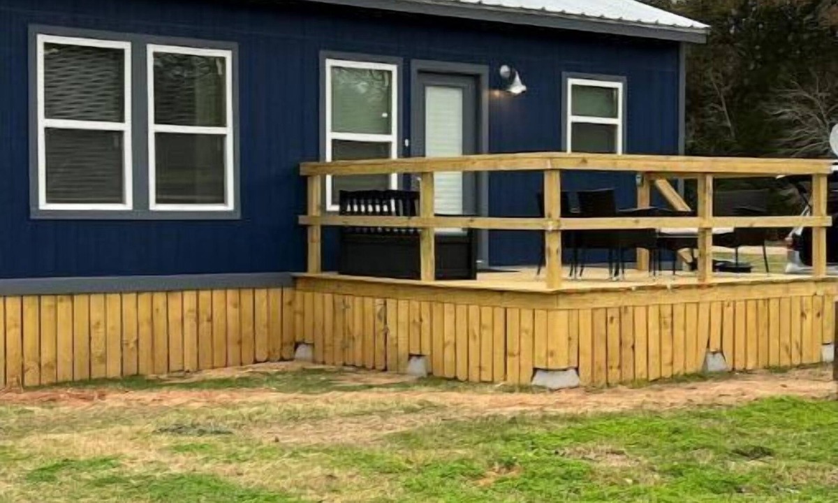 Brenham House | Cozy tiny house on a farm with a large deck to watch the sunrise and sunset.!