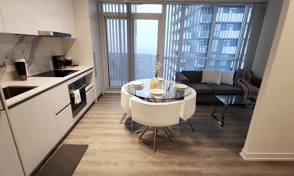 Vaughan Condo | Cozy Urban Gem | The Heart of Convenience | Walk to Transit, Dining and Shopping