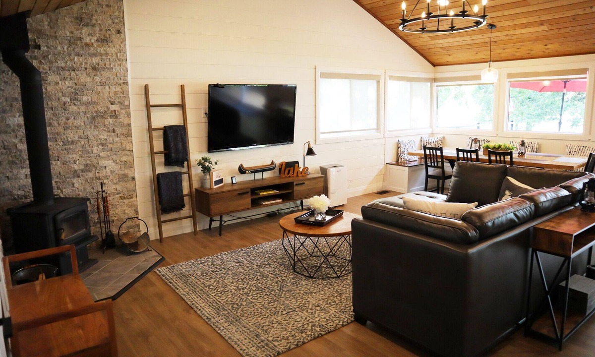 Gannon Village Cottage | Cozy Waterfront cottage on Buckhorn lake with hot tub