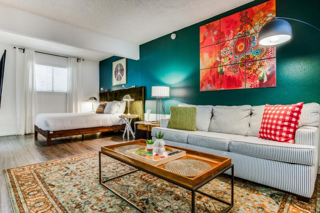 Barton Hills Apartment | CozySuites Studio Skyline Barton Creek #01