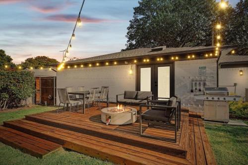Northeast Dallas House | Dallas Home Fire Pit Spa Bath Sleeps 11