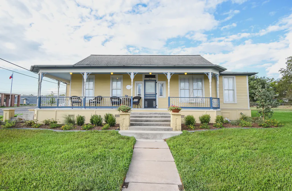 Schulenburg Cottage | Das Meyer Haus - Luxe Victorian