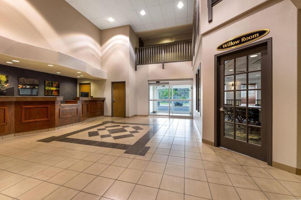 Thunder Bay Hotel | Days Inn by Wyndham Thunder Bay North