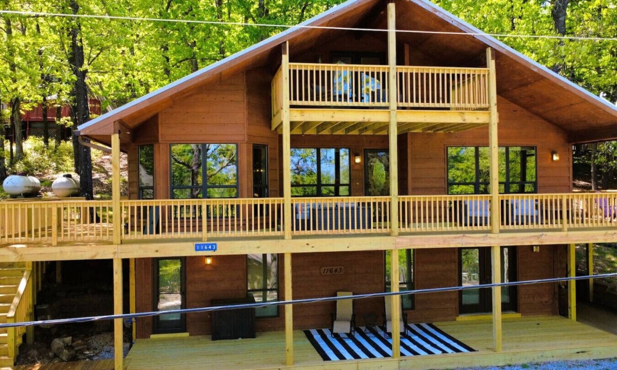Lost Bridge Village House | Decked Out On the Lake