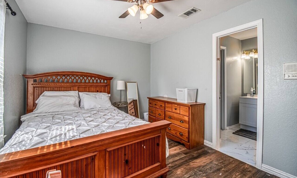 Northeast Carrollton House | Deevine Homes - Private Bedroom with Shared Bathroom (1)