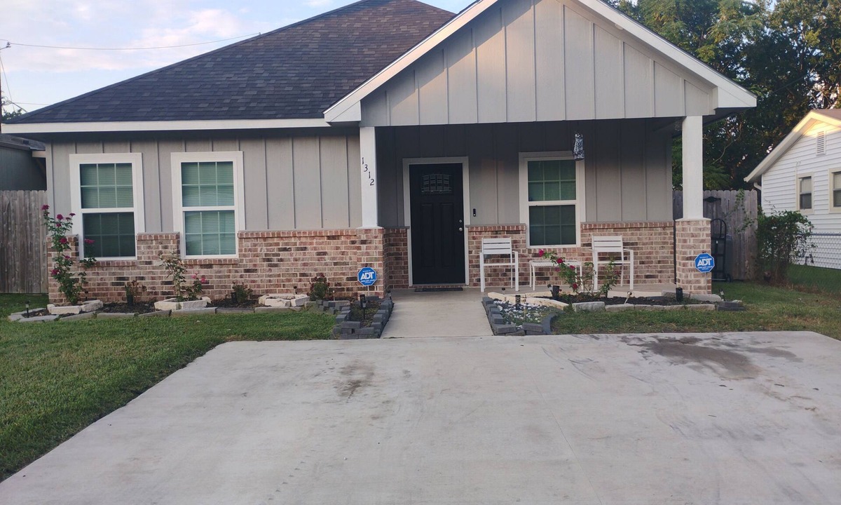 Bryan House | Delightful 3-bedroom house with AC in friendly Bryan