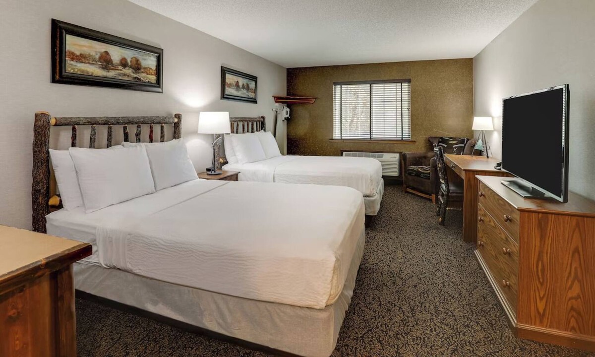 St. Joseph Hotel | Deluxe 2 Double Beds in Stoney Creek St. Joseph, Relax on the balcony