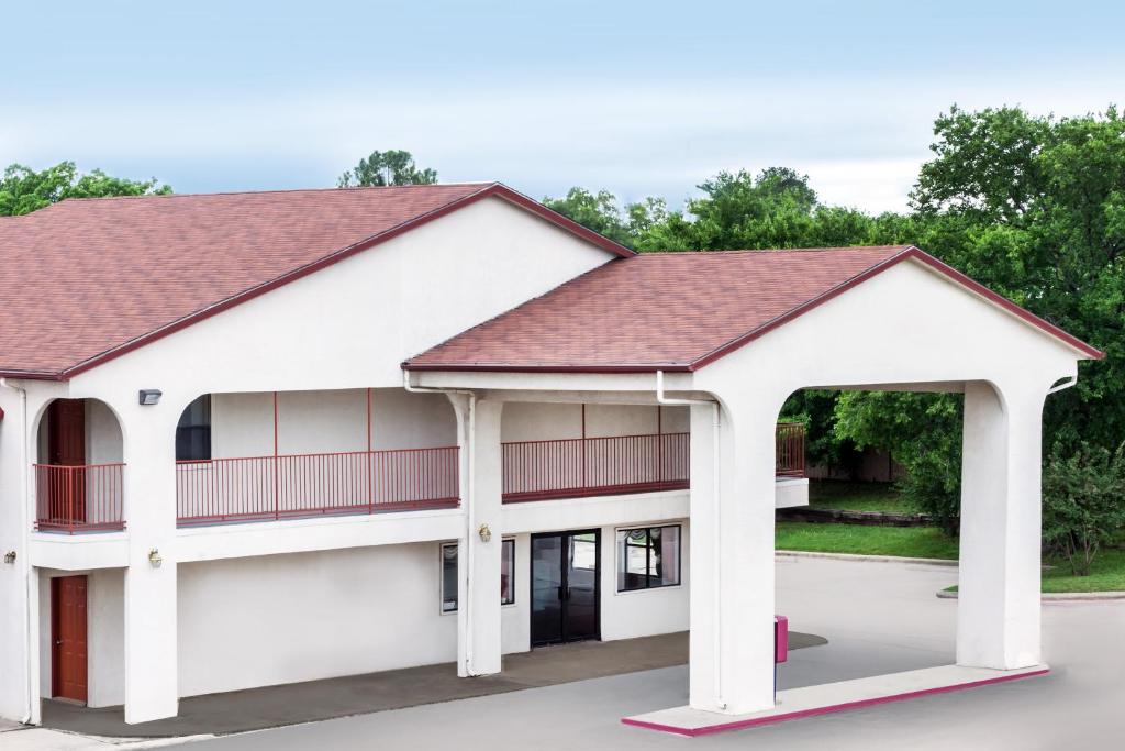Denton Hotel | Deluxe Inn Denton