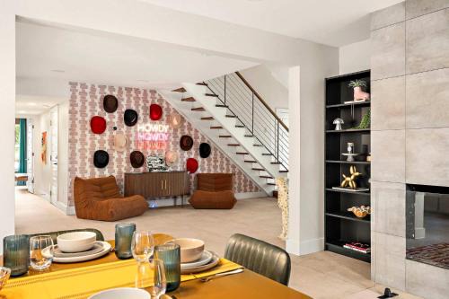 Parker Lane House | Desert Disco - 4BR Mid-Century Modern Design