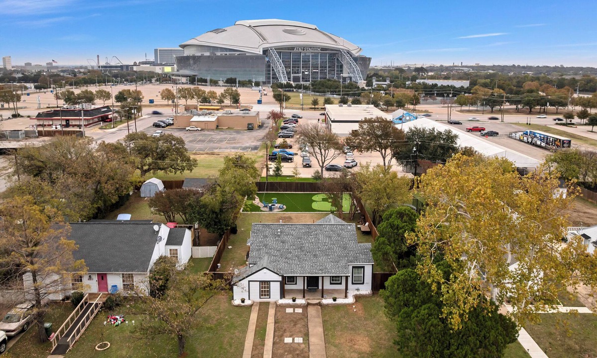 Central Arlington House | Direct Backdoor Access to AT&T Stadium Retreat with 9-Putting Green and Fire Pit