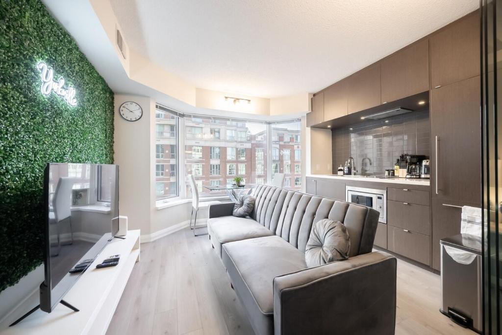 Bloor-Yorkville Apartment | Discounted Elegant Yorkville Suite