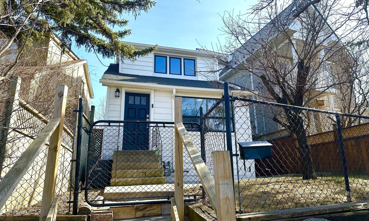 Harwood House | 🏡 Discover Your Toronto Sanctuary! 🌺n
