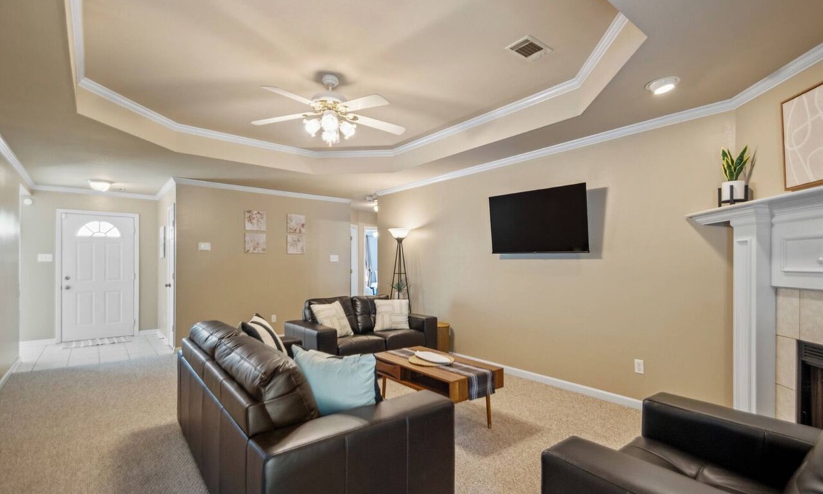Sherwood House | Double Diamond Rentals- Charming 3BR Near AFB & LR