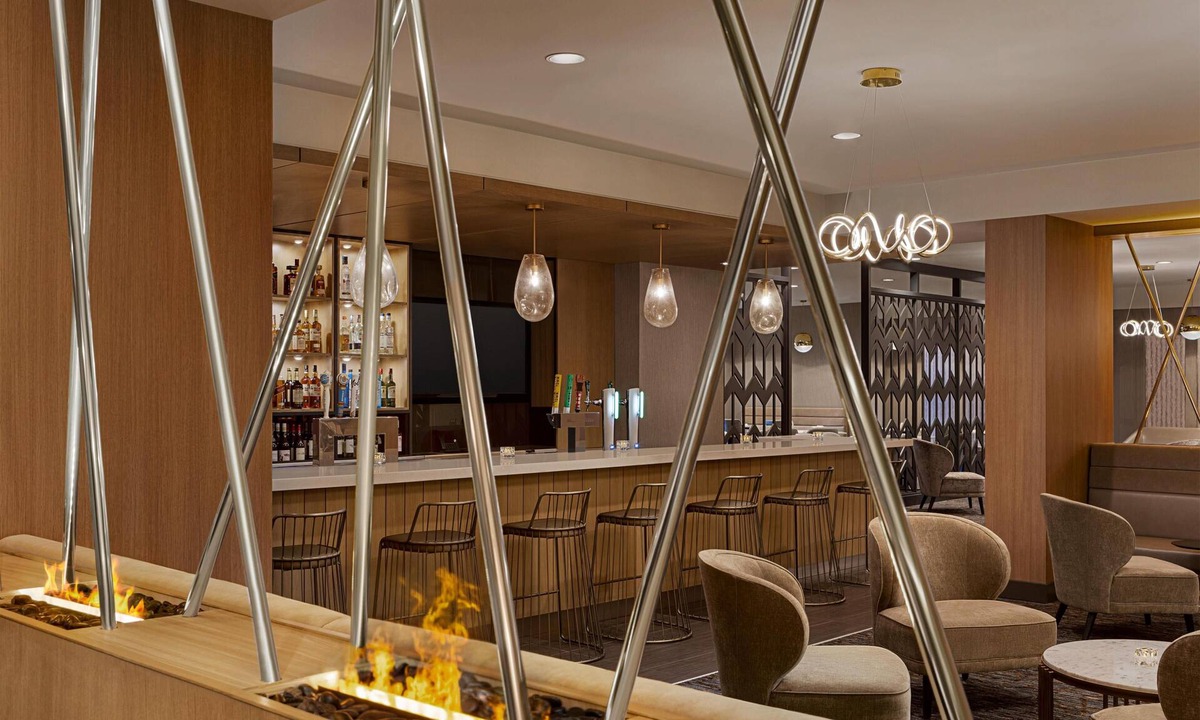 Pointe Claire Hotel | DoubleTree by Hilton Pointe Claire Montreal Airport West