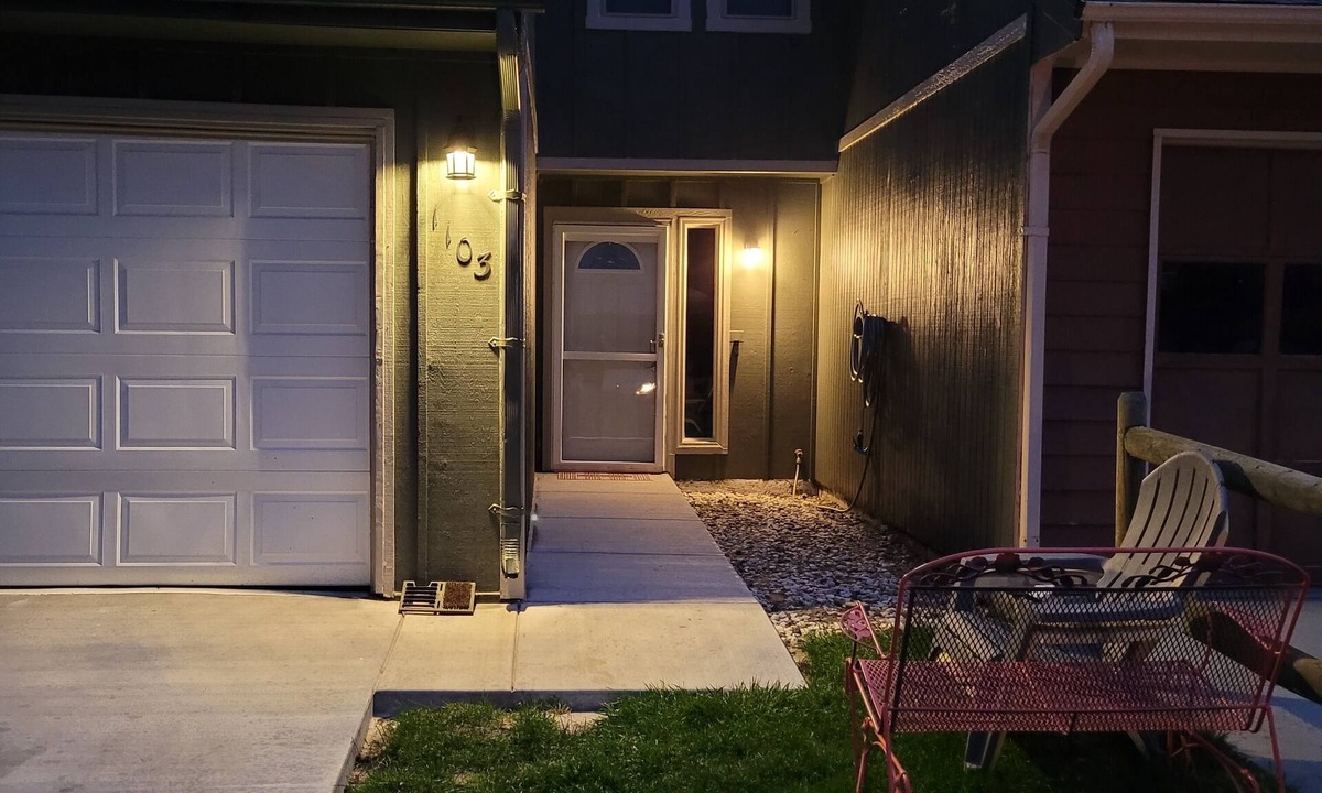 Douglas House | ​Douglas Basecamp: Quiet 3 bedroom, Wifi, Parking
