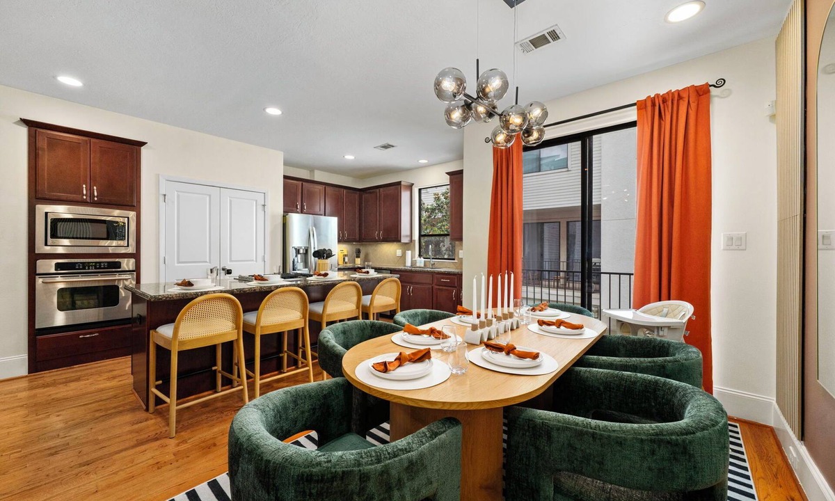 East Downtown Houston House | Downtown/3 bd/3.5 bath/TV in each/Garage Gym