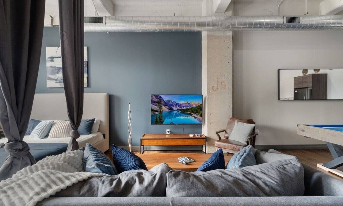 Downtown Dallas Apartment | Downtown Dallas | Sleeps 13 People | Gym | Pool