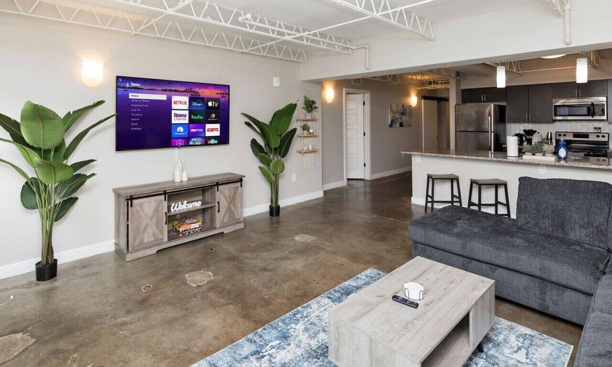 Downtown Des Moines Apartment | Downtown Des Moines Gem: 2BR/2BA + Balcony & Grill
