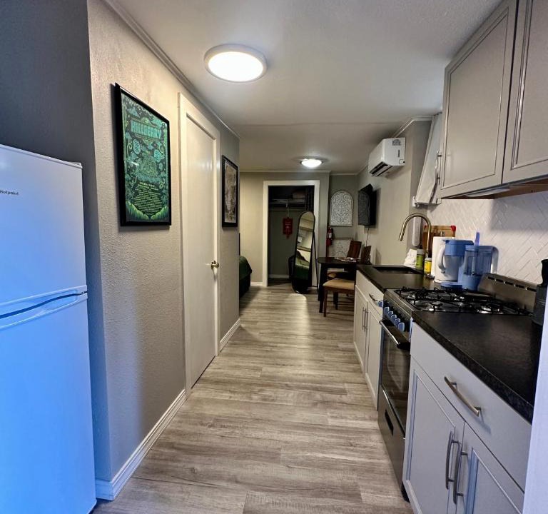 Eureka Springs Historic District House | Downtown Eureka, 1 Queen bed, full kitchen, free parking