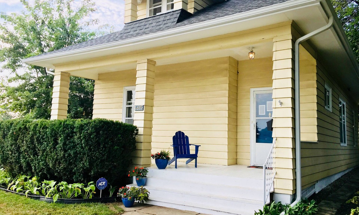Dundee-Happy Hollow Historic District House | Dundee Charm - Fall and Holiday dates going quickly