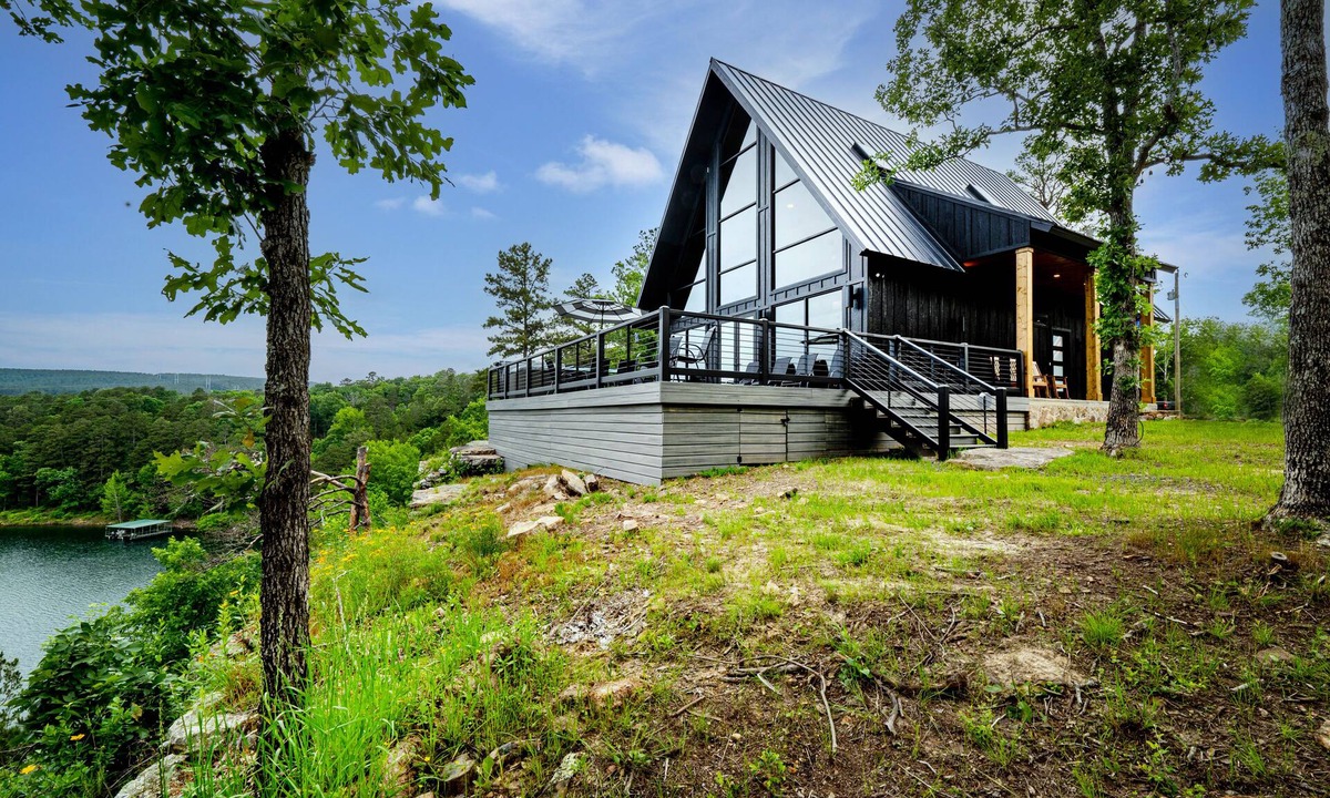Drasco Cabin | Eagle Bluff Cabin at Greers Ferry Lake with Hot Tub