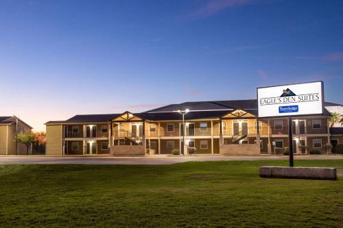 Pawnee Hotel | Eagle's Den Suites Kenedy a Travelodge by Wyndham