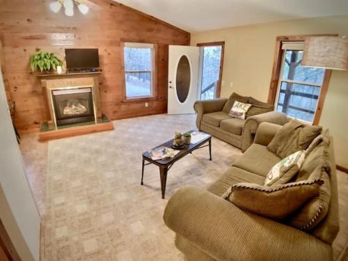Eureka Springs House | Eastern Red Cabin - Giant Spa Tub, Peaceful Location