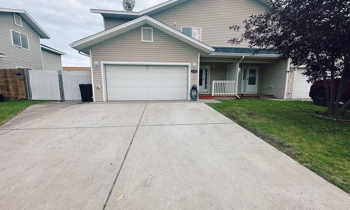 Fairbanks House | Easy Stay Spacious 4BR Home Large Garage Prime Location